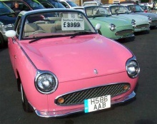 розовый ретро-кабриолет Nissan Figaro.