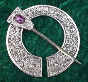 Pennanular Brooch