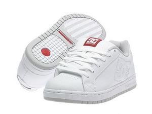 Белые кроссовки