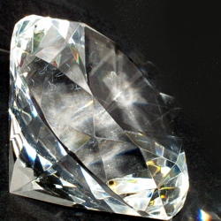 Хрустальная призма в форме алмаза