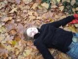 поваляться в листьях