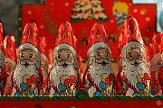 Много шоколадных Дедов Морозов разных размеров