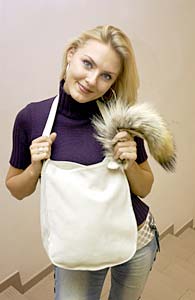 меховой хвост...привешивать на сумку:)
