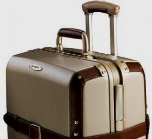 стильный,большой,удобный чемодан