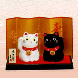 Композиция «Черная и белая кошки» на подставке с ширмой