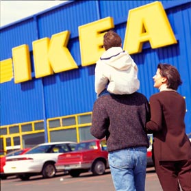 В IKEA  за зеркалами