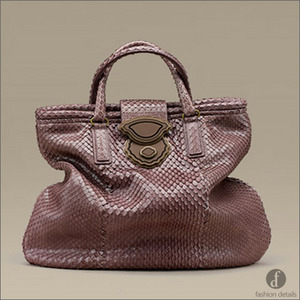 Сумка из кожи питона от Bottega Veneta