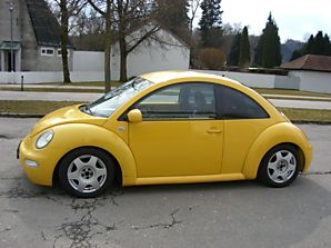 желтый Volkswagen New Beetle