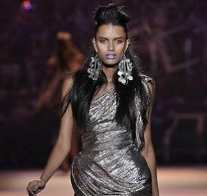 Серьги в уши, длинные