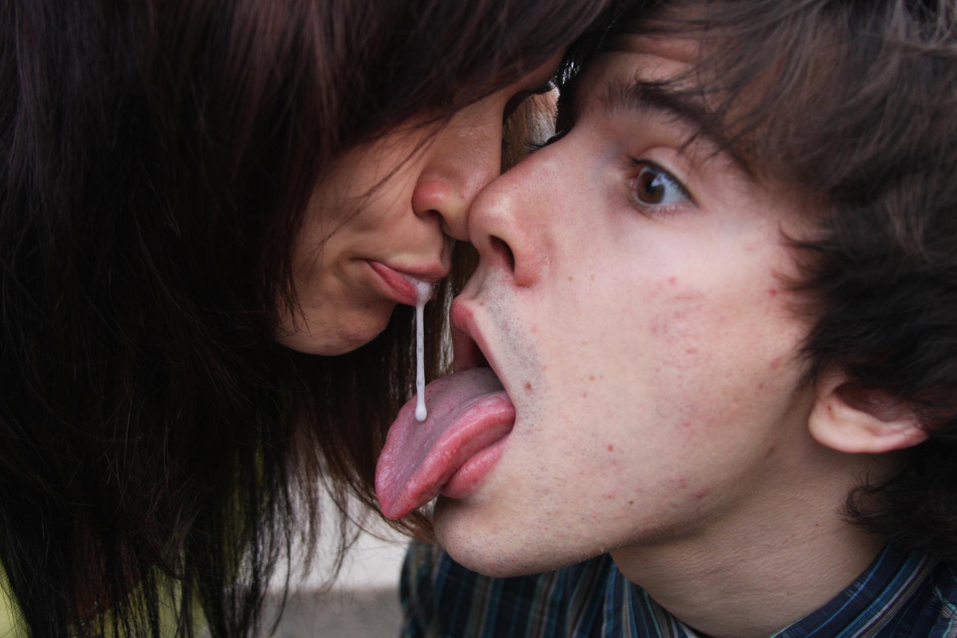 целует рот в сперме девушки фото 99