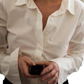 Белую рубашку с широкими манжетами