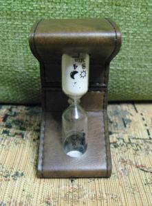 песочные часы, например такие