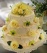 Приготовить торт с сахарной мастикой и карамельными цветами