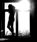 Красивый вид из окна и широкий подоконник