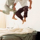 прыгать на кровати =)