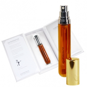 17.5 ml. PUREDISTANCE I Perfume Spray in a classic white gifbox. With a gold- or silver coloured cap