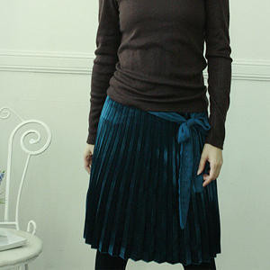 Плиссированую юбку.