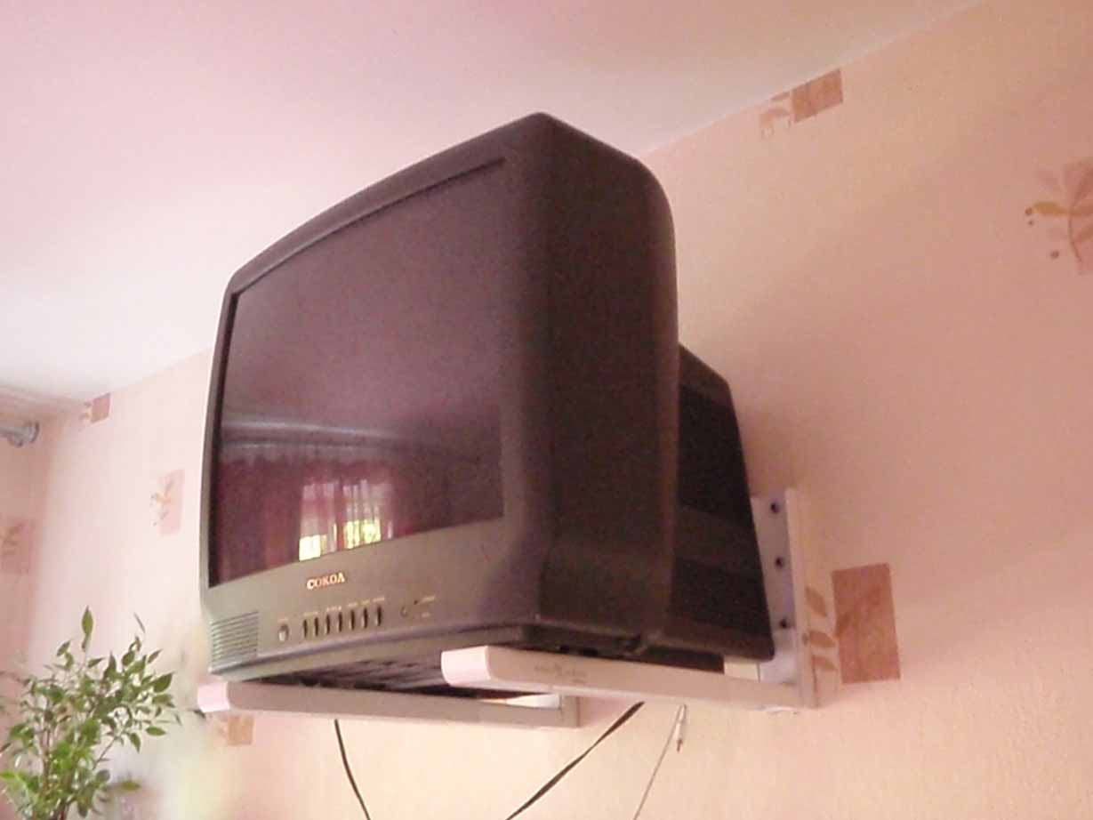 Полка для старого телевизора на стену