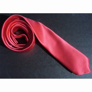 Узкий красный галстук