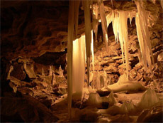 Съездить в Кунгурскую пещеру в феврале-марте