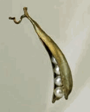 Peapod Four Pearl Pin