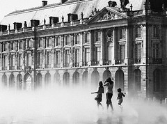 в плоскости фонтана Бордо:Bordeaux dancing