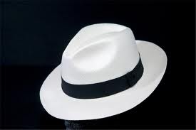 Белая фетровая шляпа