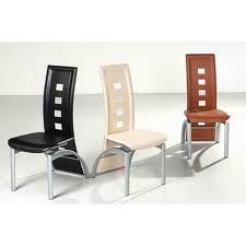 мягкий стул для столовой с высокой спинкой и выступом под поясницу. молочного или бежевого цвета.