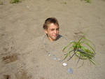 быть закопанной в песке по самую голову)))
