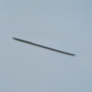 QVS Инструмент косметологический с иглой и скобой для удаления черных точек