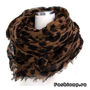 Scarf with leopard print.