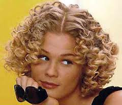 Сделать кудряшки на голове и подстричь волосы до плеч, даже если мне это не пойдет.