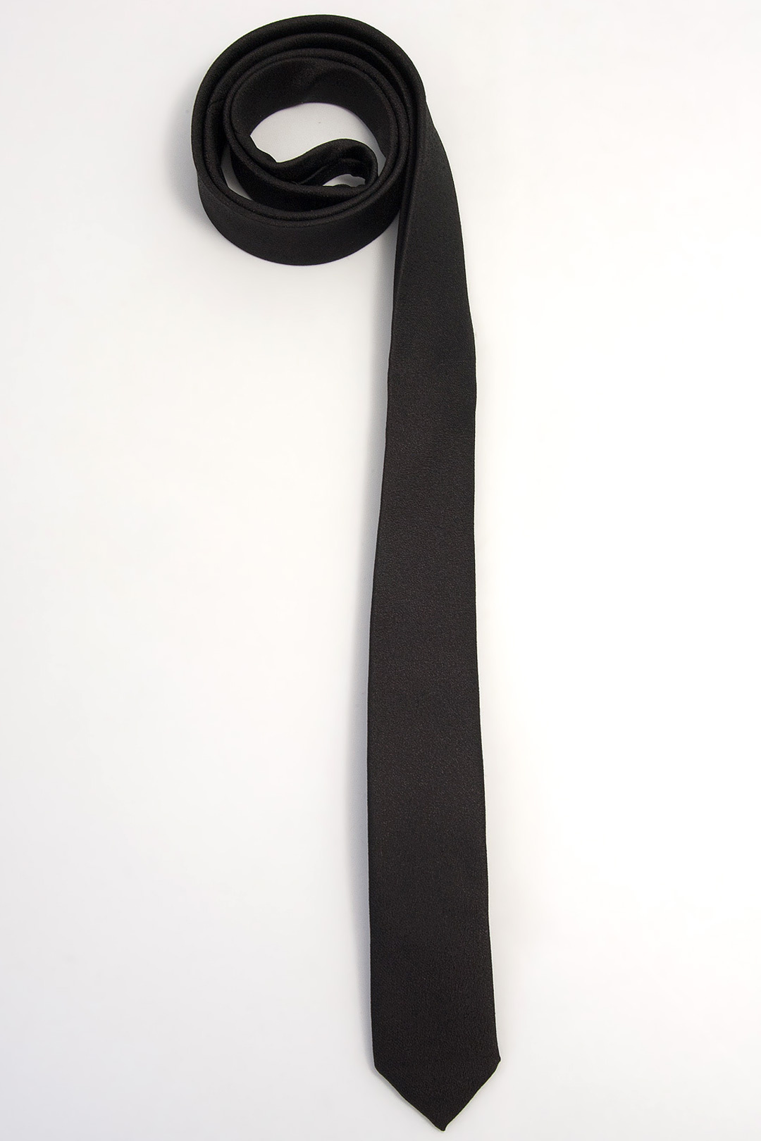 Тонкий черный галстук