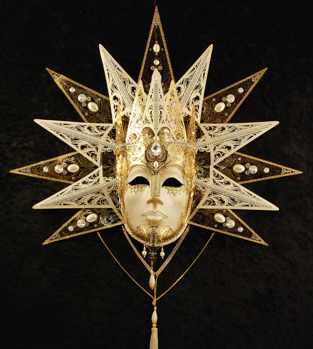 Театральная маска в короне