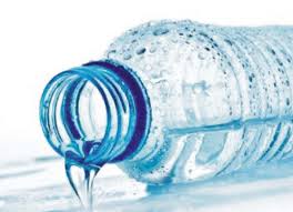 Минеральная питьевая вода в стеклянных бутылках