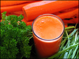 Каждое утро пить свежевыжатый морковный сок