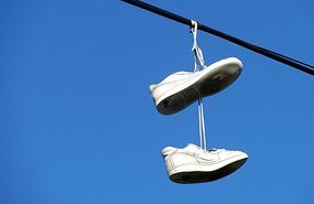 Забросить кеды на провода