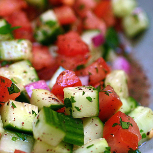 простенький салат из огурцов и помидоров