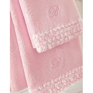 Махровое полотенце нежного розового цвета