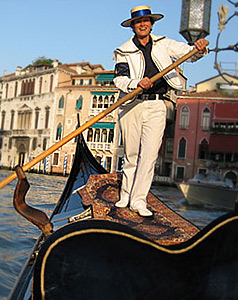 Покататься на гондолах в Венеции