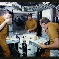 Еда из тюбиков для космонавтов