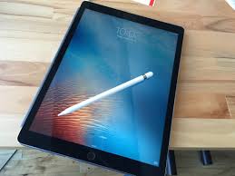 большой (12,9) черный iPad Pro с пером