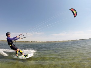 Научиться кататься на кайте по жидкой воде с волнами